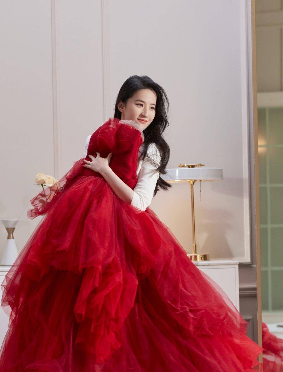 杀手锏|刘亦菲力证不胖使出杀手锏!红纱裙缠身勒出蜂腰,却还有麒麟臂
