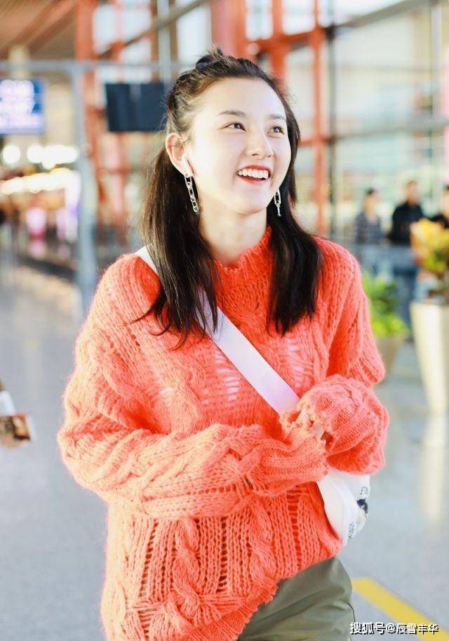 身材|学宋祖儿这样穿针织衫,衣角拧成麻花配喇叭裤,一身黑照样显年轻