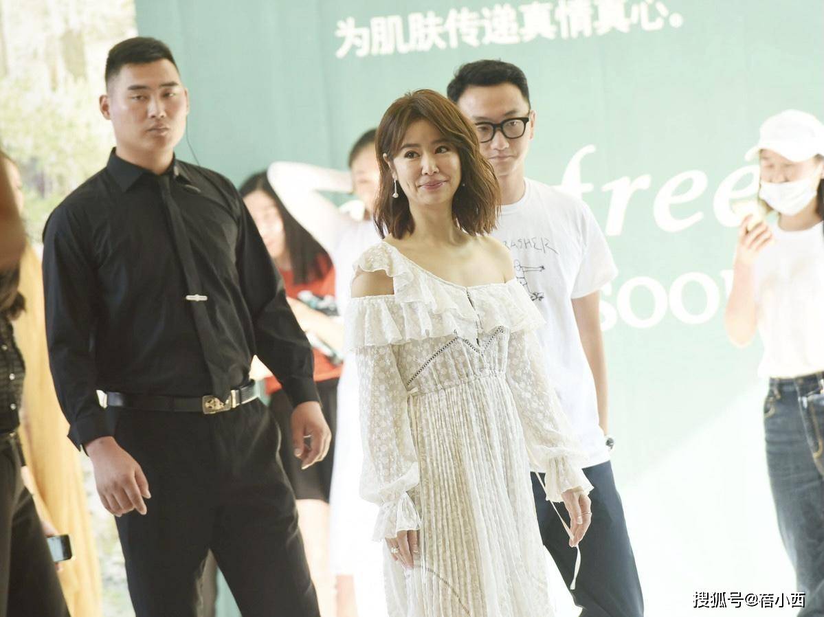 感觉|林心如这回改了风格，烫了摩卡波波头穿斜肩裙，就她能穿出高级感