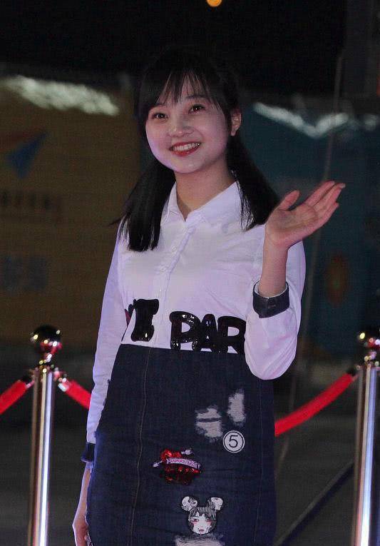面料|林妙可身材又发福了？穿拼色连衣裙简约大气，可惜毫无曲线感