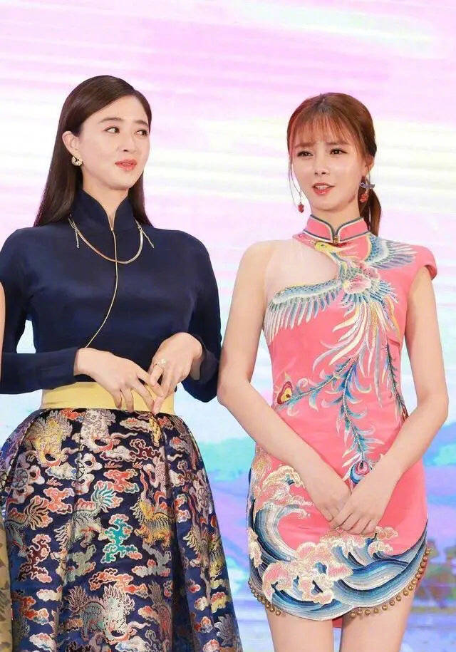 宜古|沈梦辰为了秀腿真拼，穿短款旗袍还开高叉，珍珠项链一颗比一颗大