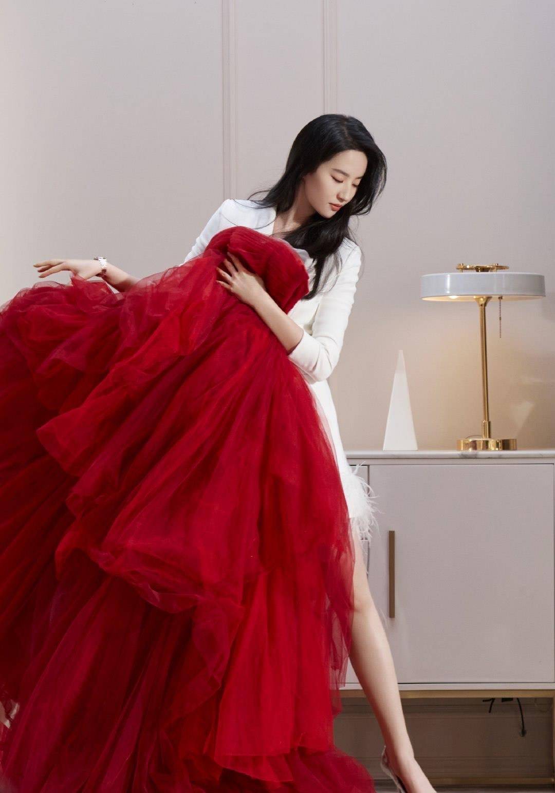 杀手锏|刘亦菲力证不胖使出杀手锏!红纱裙缠身勒出蜂腰,却还有麒麟臂