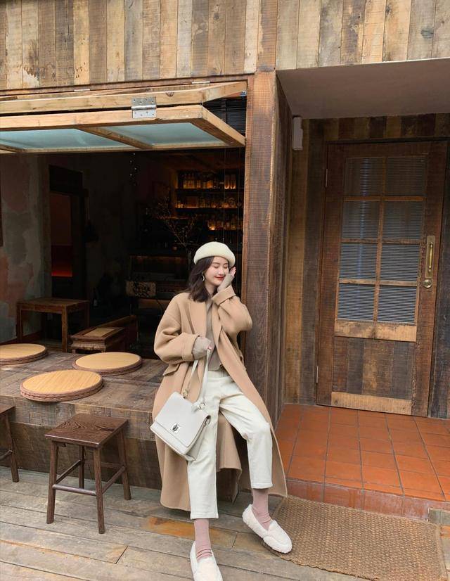 颜色|白色连衣裙外面加一件鹅黄色毛衣，颜色活泼又鲜艳，符合少女人设的颜色首选了