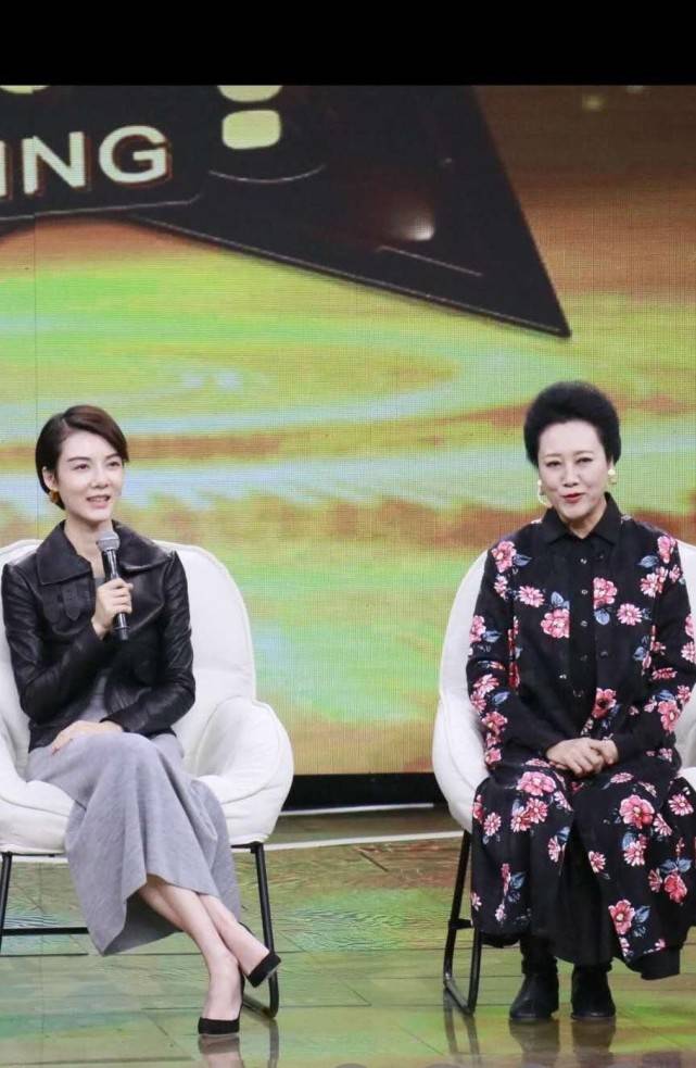 设计|明星母女同框太养眼！车晓和妈妈合体，65岁王丽云穿“贵妇装”