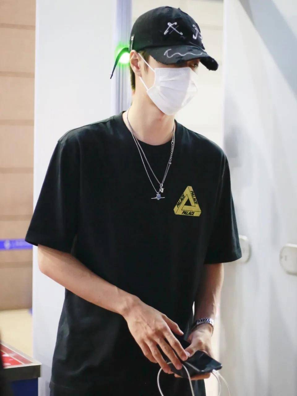 王一博跟布布学说法语,坐在一堆法国人中间,是有一些社交牛逼症