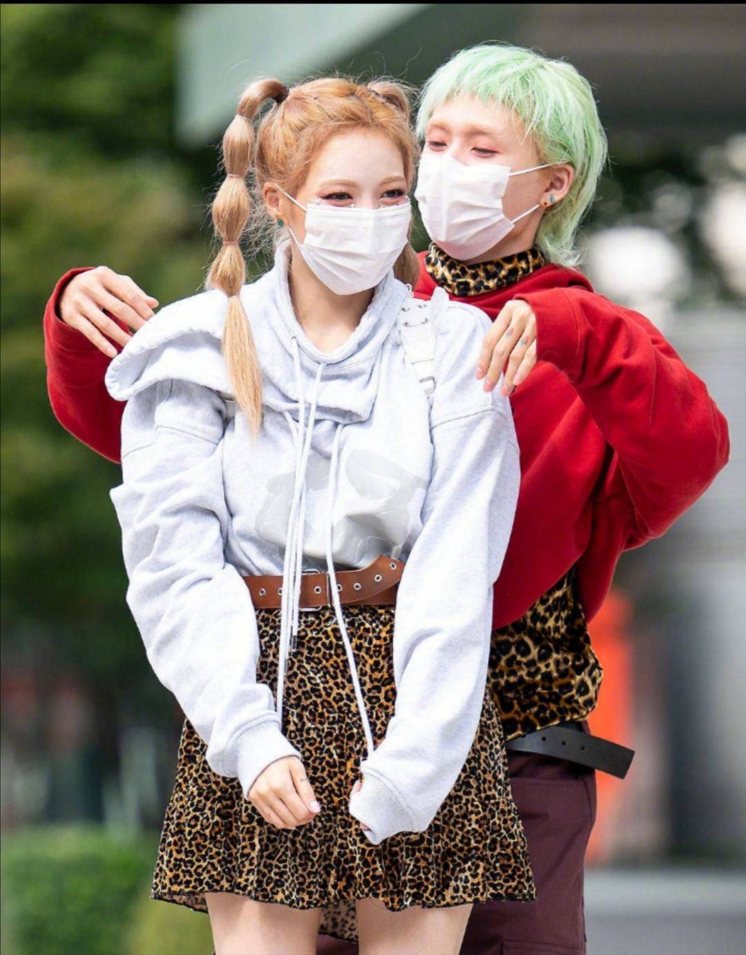 短裙|泫雅与男友花式比心,穿豹纹短裙演绎土味时尚,金晓钟绿发更抢镜