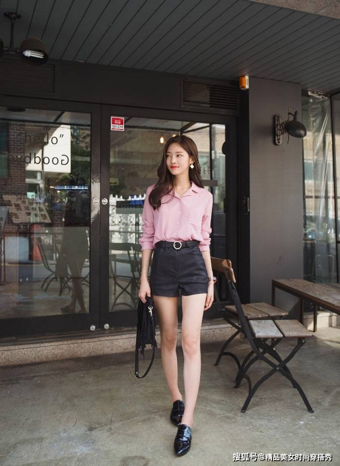 黑色|粉色衬衫下搭一条黑色短裤，甜美减龄同时又不失干练的职场气息