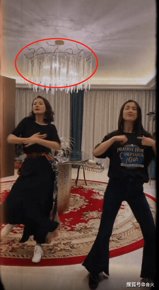 喇叭裤|38岁黄圣依与程莉莎家中热舞，扭腰摆胯身材好，头上巨型吊灯抢镜