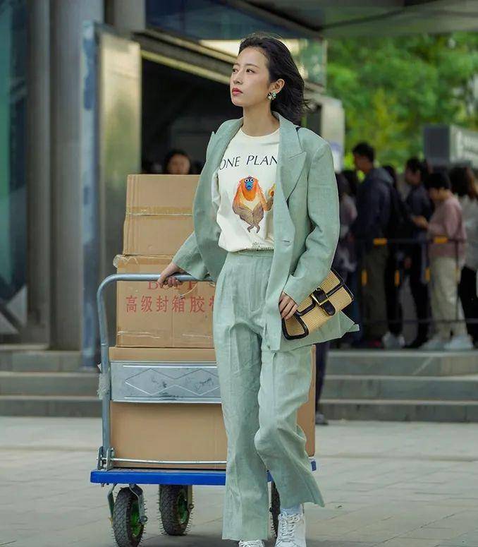 配饰|周雨彤在《我在他乡挺好的》中演技哭戏值得夸，她的衣品更值得夸