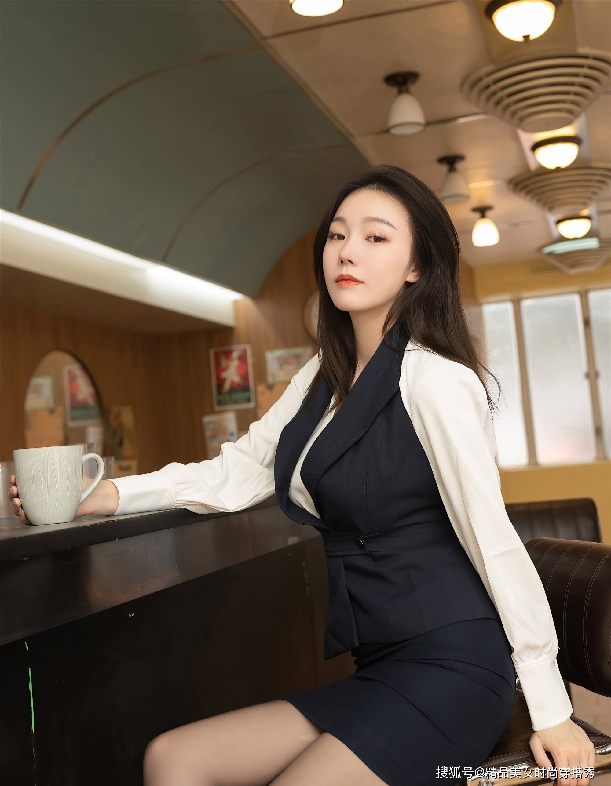 从容|白色衬衫外搭深蓝色的马甲裙，轻熟职场装，让你的气质优雅又从容