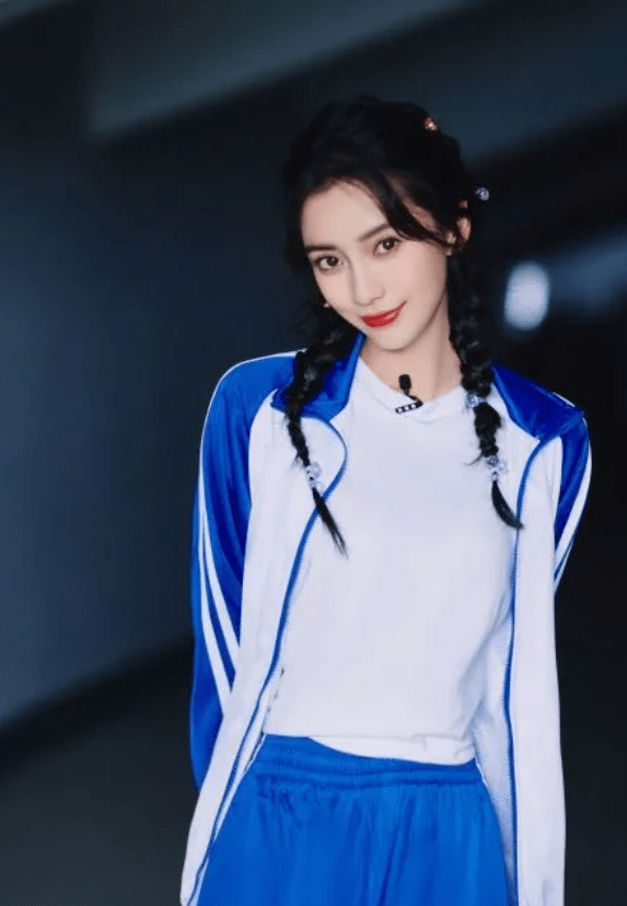 校服|杨颖双马尾麻花辫、蓝白校服造型，甜甜的微笑满满的少女心
