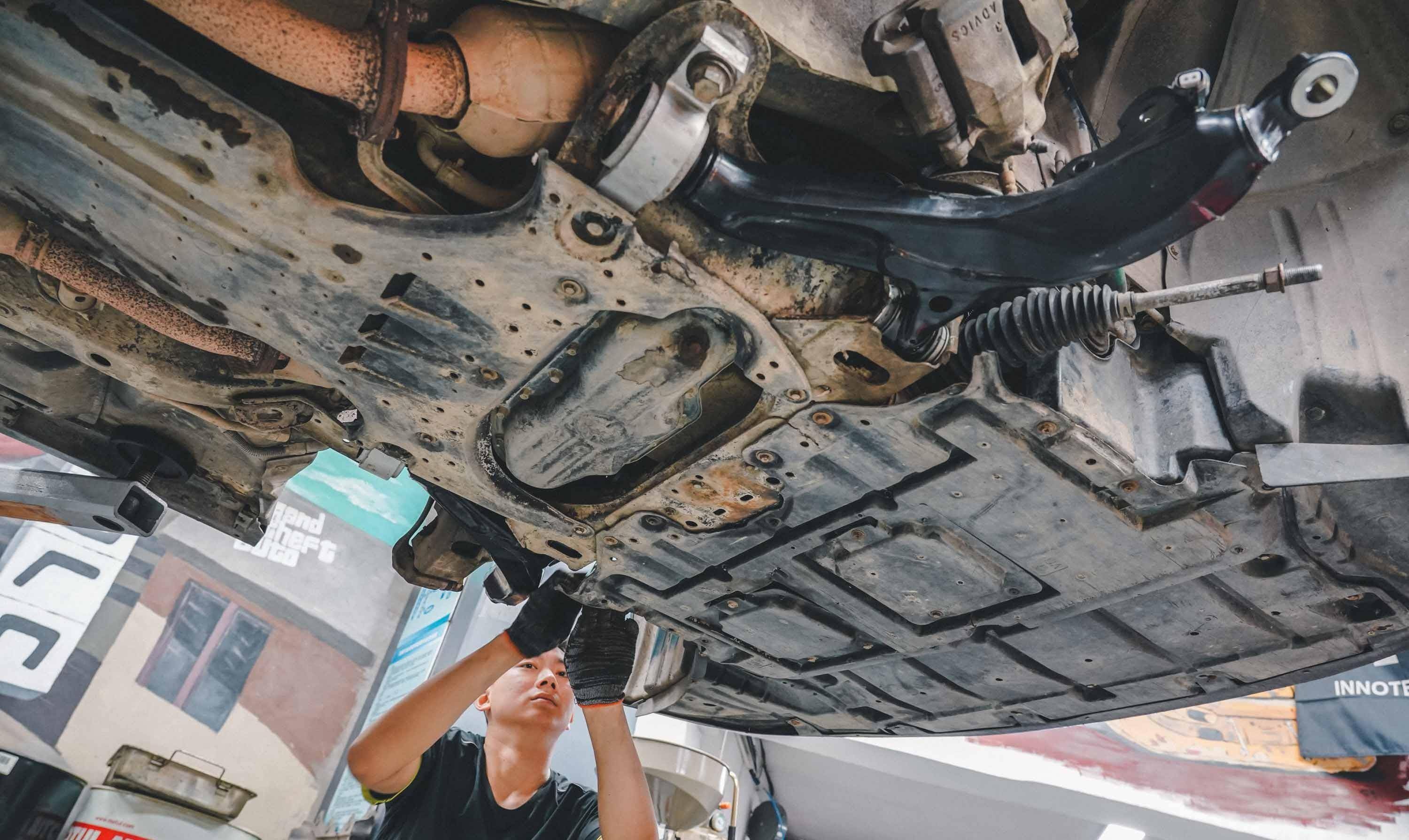 加派人手,排队的车子太多了,今天就把这台丰田皇冠的底盘件更换工作一