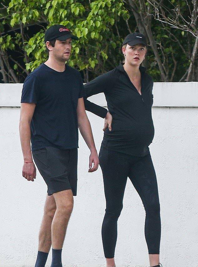 高富帅|超模小KK久违现身，孕肚大如箩需手撑腰，皮肤好到发光被贴心呵护