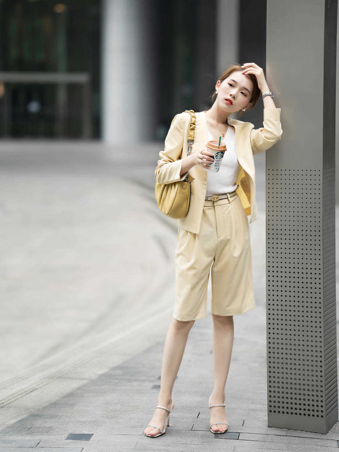 是属于|秋天的穿搭指南,衬衫搭配白色牛仔裤温柔清爽又好看,舒适大方