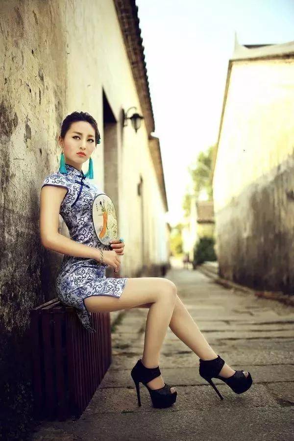 青花瓷|当旗袍碰到了青花瓷，相互衬托，真乃天作之合