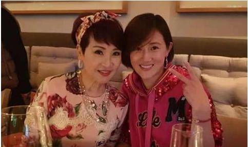 卫衣|谢霆锋69岁妈妈扮嫩，穿印花卫衣外套系腰间，一身前卫打扮减龄