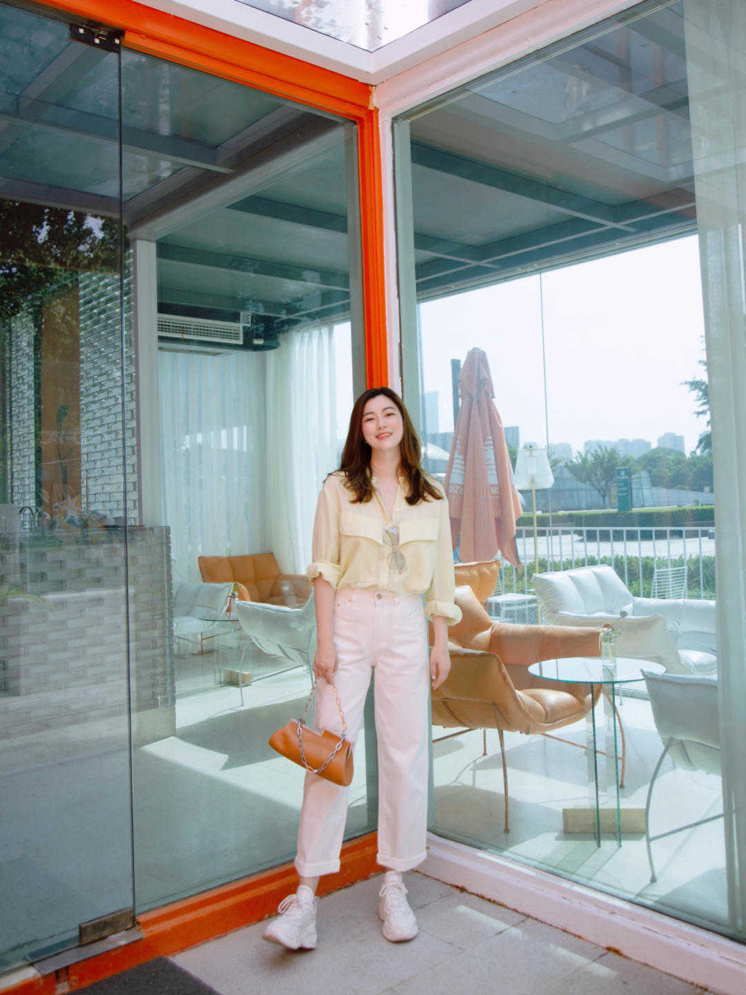 是属于|秋天的穿搭指南,衬衫搭配白色牛仔裤温柔清爽又好看,舒适大方