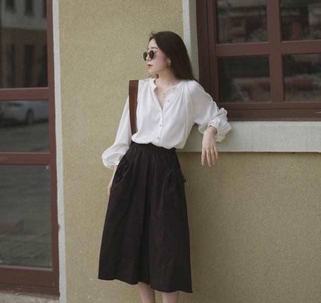 设计|女人一旦过了45，穿衣尽量：颜色素一点、款式宽一些，时髦又减龄