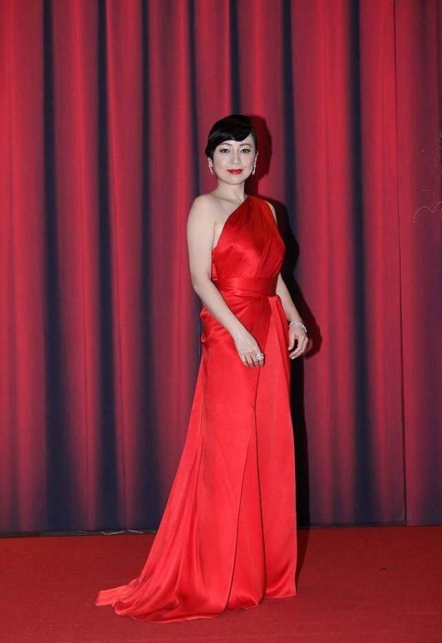 邓萃雯|邓萃雯不愧是老牌港星，复古的气质一般人比不了，穿红裙太美了