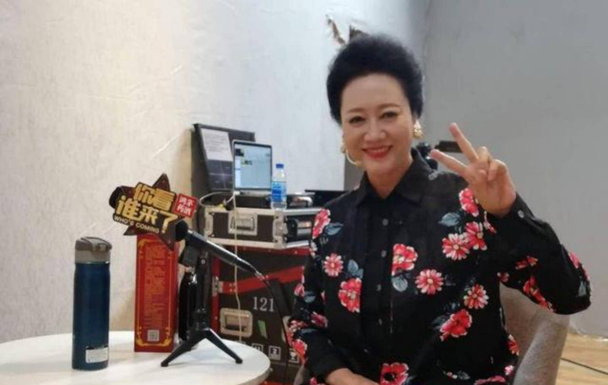 贵妇|车晓母女同台亮相，王丽云穿印花装配“贵妇头”，气场比女儿强大