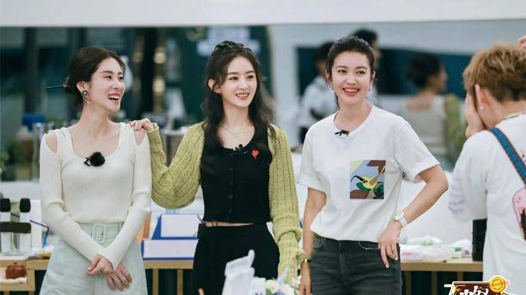 娘家|赵丽颖重回“娘家”!穿499T恤配3百开衫超节约,众人围绕太受宠