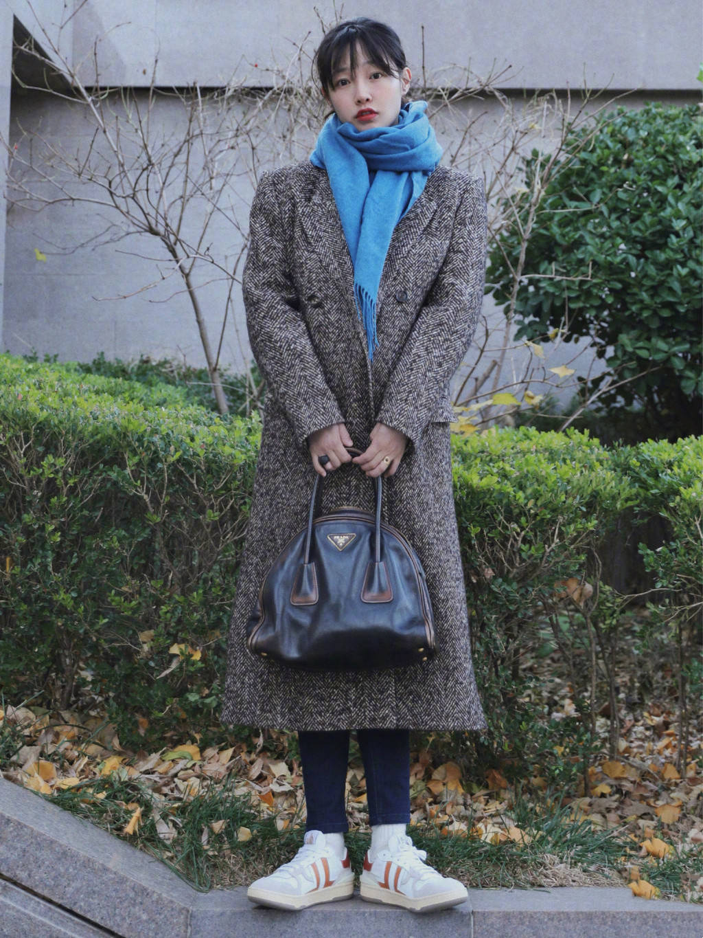 配饰|白百合真会穿,“厚外套+长裤”保暖又洋气,不会穿的女生更要学