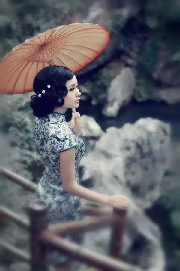 青花瓷|当旗袍碰到了青花瓷，相互衬托，真乃天作之合