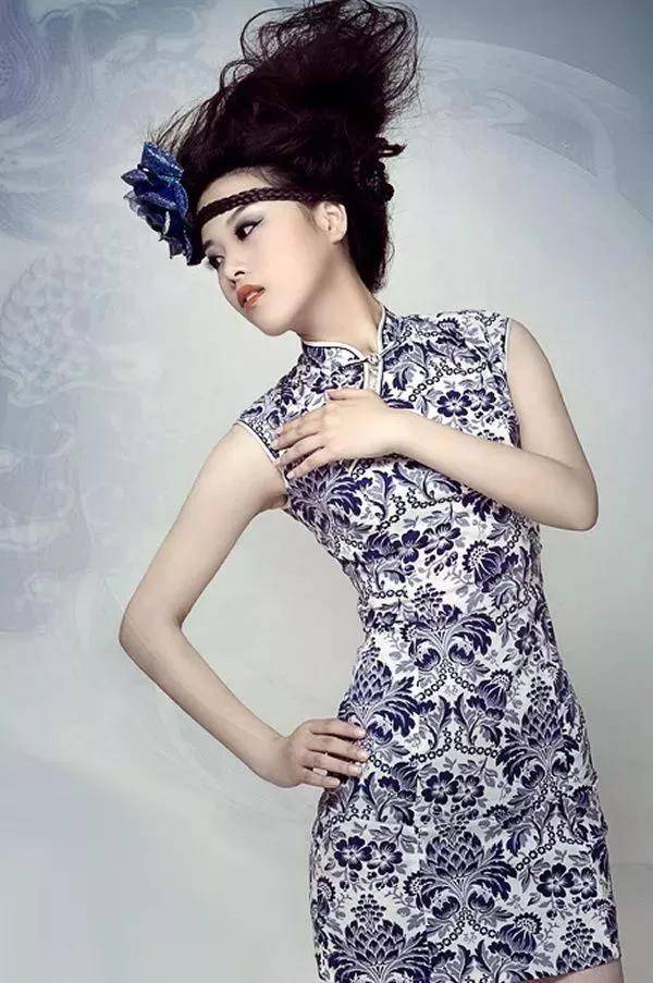 青花瓷|当旗袍碰到了青花瓷，相互衬托，真乃天作之合