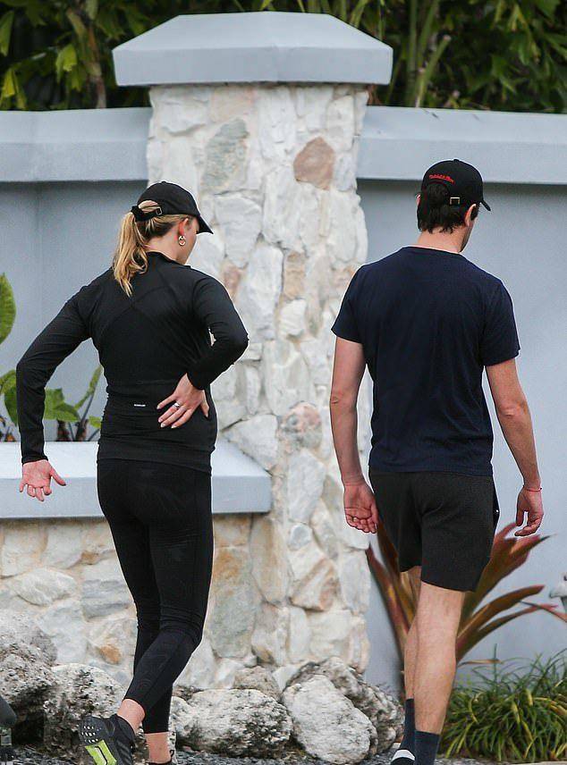 高富帅|超模小KK久违现身，孕肚大如箩需手撑腰，皮肤好到发光被贴心呵护