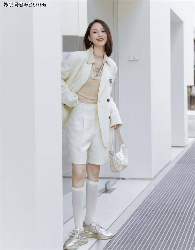 身材|今秋流行这2件衣服：一件解决显瘦减龄问题，一件解决气质问题！