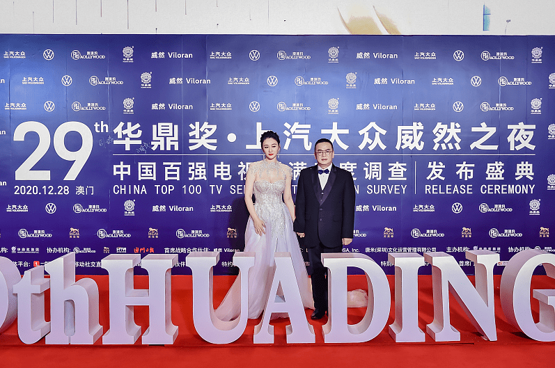设计|45岁的李小冉身材保持这样真不容易，穿抹胸裙凹出性感曲线，真美