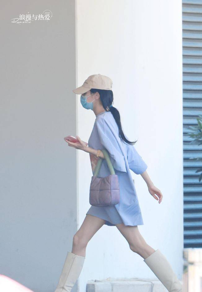 实在太|迪丽热巴机场造型曝光，浅紫T恤秀大长腿，生图实在太抢镜了