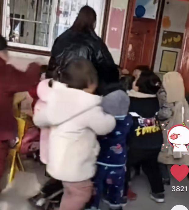 手机|幼儿园老师被“擒拿”，孩子们的反应太暖心，网友：小心摔到头