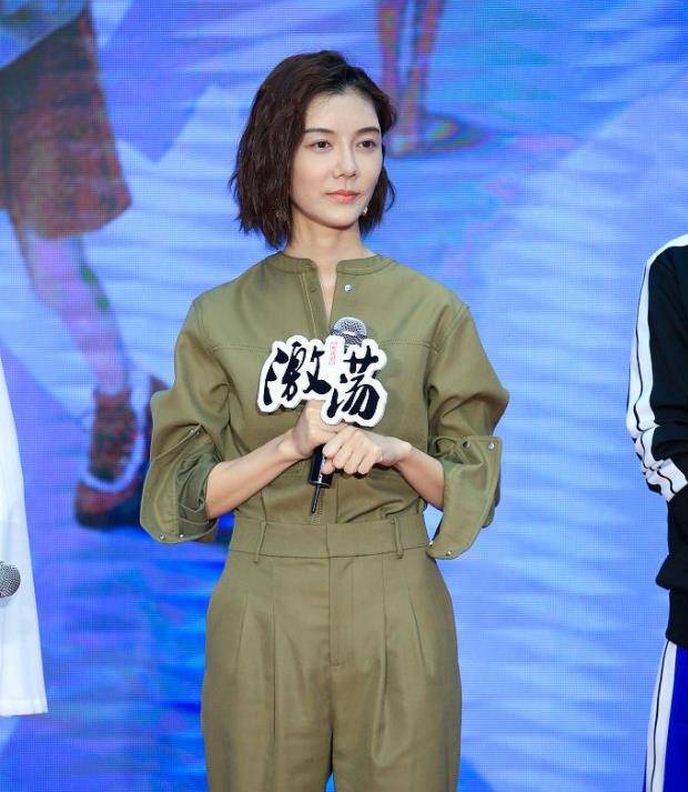 色调|39岁车晓气质仍惊艳，一身军绿色套装高级时髦，减龄又知性