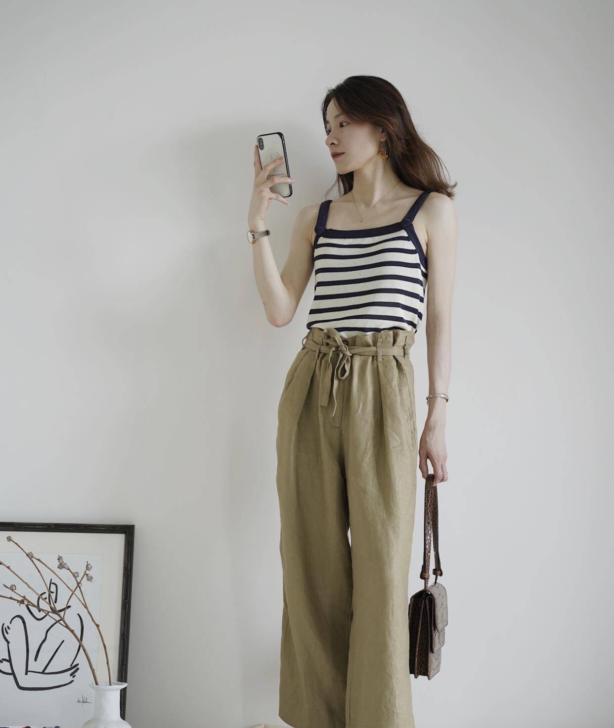 吊带|女人再懒,也别总穿T恤出门,今年流行“吊带+裤子”,时髦又清爽