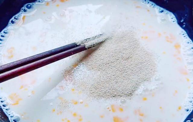 做法|2个鸡蛋1碗牛奶,大厨教你做营养早餐,外酥里嫩,孩子抢着吃