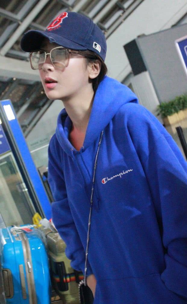 卫衣|杨紫终于自信一回，浑身穿件卫衣就出门，秀出的腿让女生看了崩溃