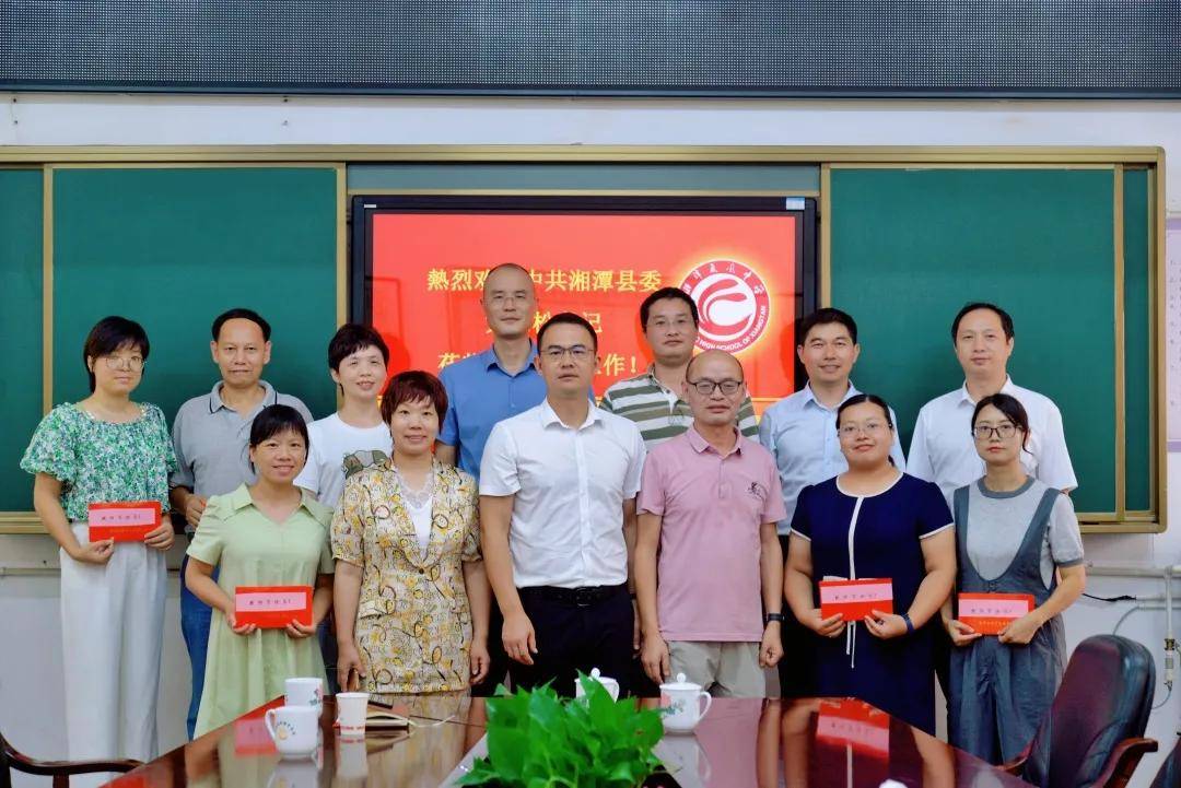 "在县委县政府的关怀下,我校老师纷纷表示:将以更饱满的热情投身教育