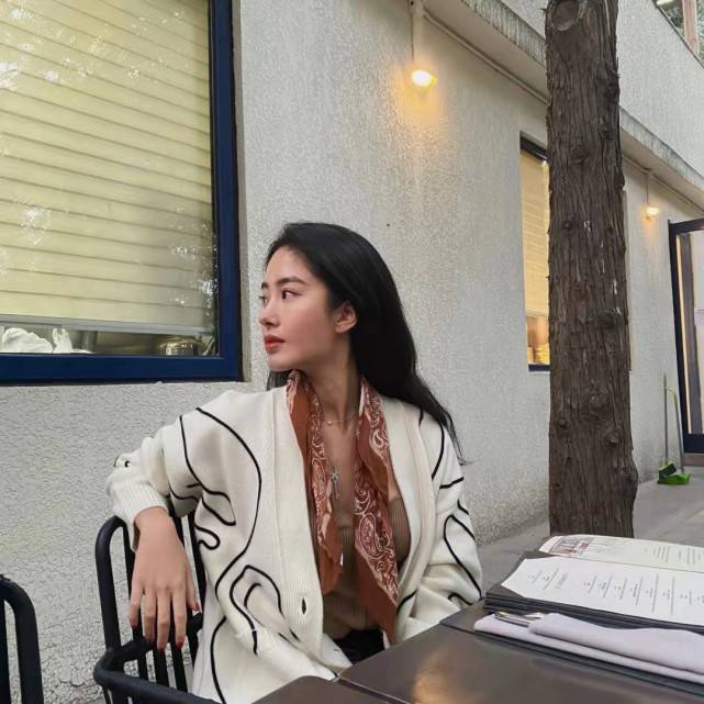服装|秋季如何打造温柔风穿搭？选择针织衫就对了好看不过时，快学起来