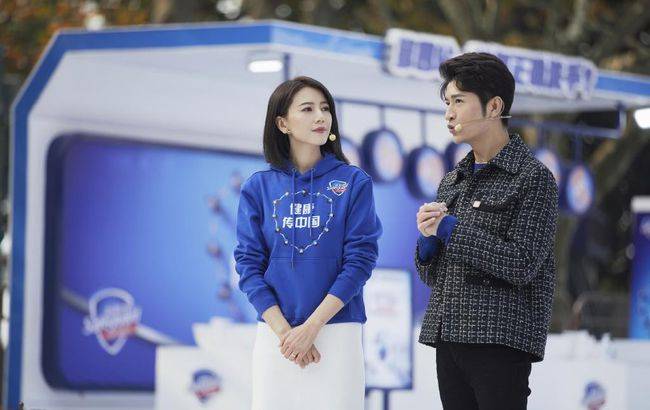 设计|高圆圆太适合蓝色了，一袭深蓝色长裙好优雅，一般人真是比不上