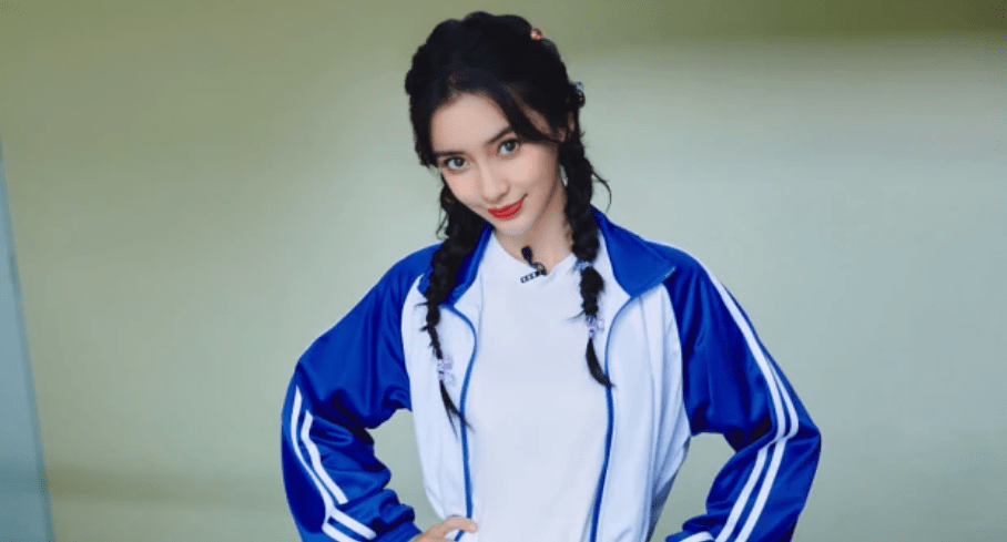 校服|杨颖双马尾麻花辫、蓝白校服造型，甜甜的微笑满满的少女心