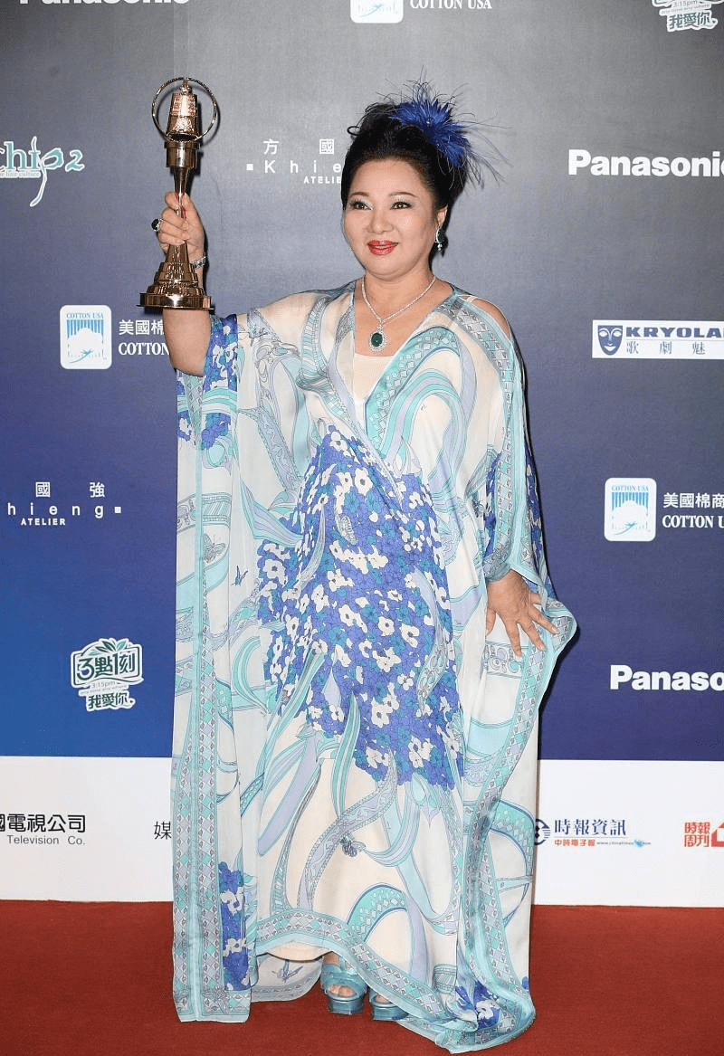 形象|白冰冰虽然才145cm，但是穿衣显得挺有气场，配色显得娇嫩活泼