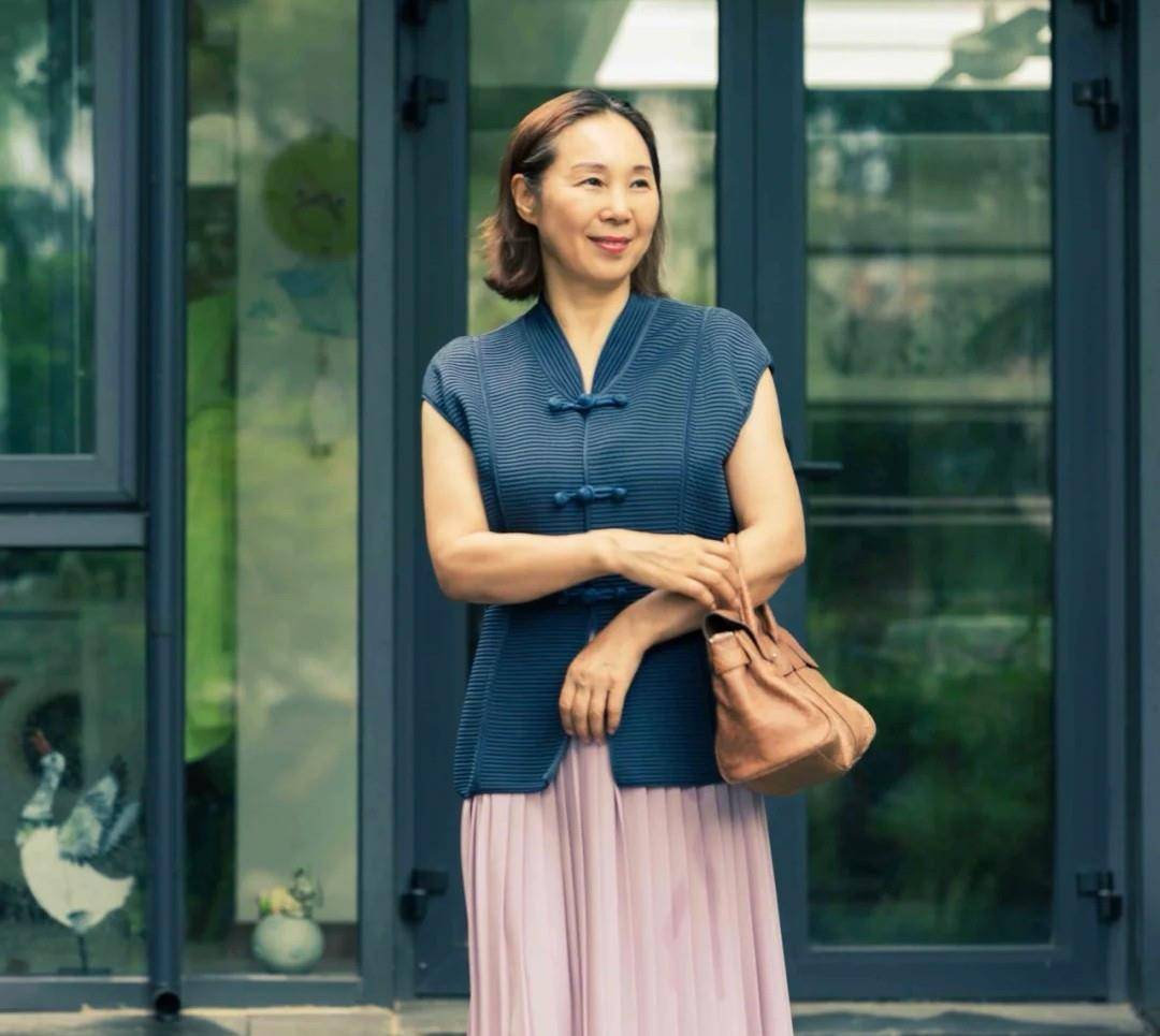 黑色|女人过了60岁别总穿裤装，显胖又不好搭配，裙装舒服时髦又显年轻