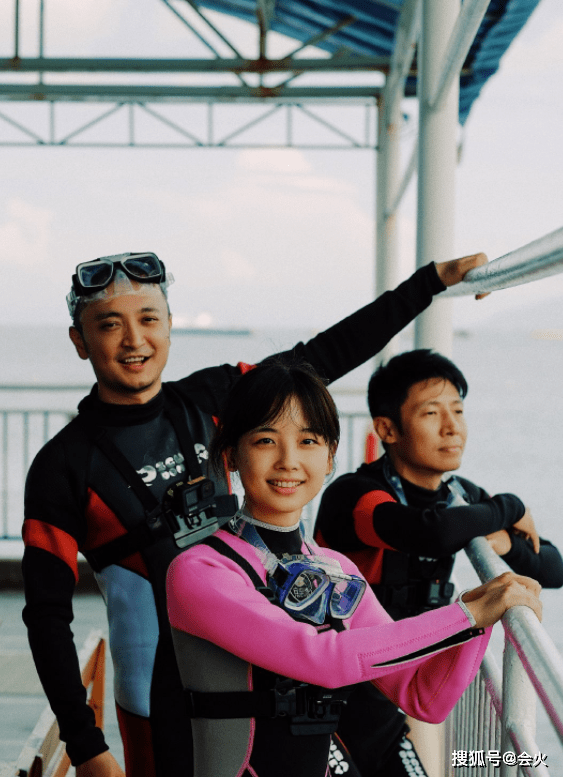 王冰冰|王冰冰素颜种珊瑚，尼格买提暴露超高发际线，被调侃在海下像灯泡