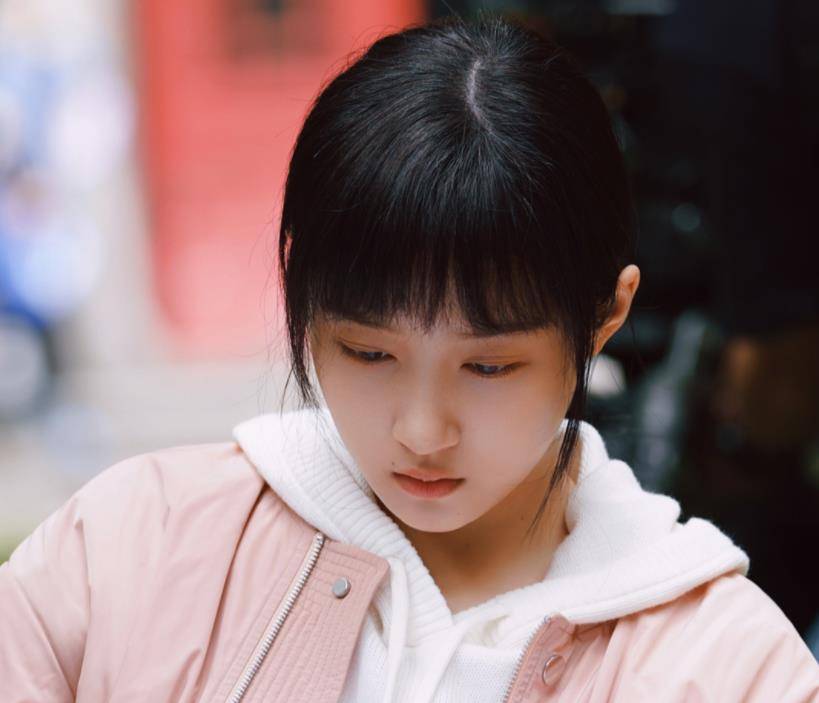 演技|关晓彤新剧海报出炉，我却被女配角颜值吸引，晓彤要有压力啦！