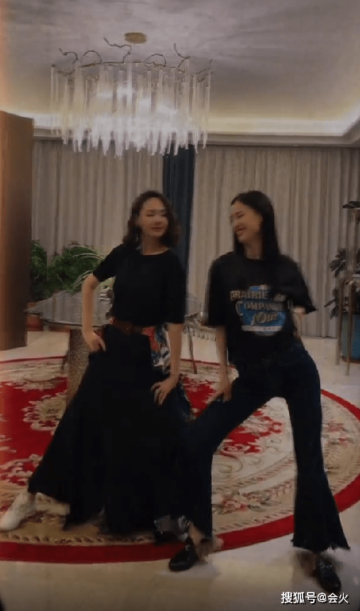 喇叭裤|38岁黄圣依与程莉莎家中热舞，扭腰摆胯身材好，头上巨型吊灯抢镜