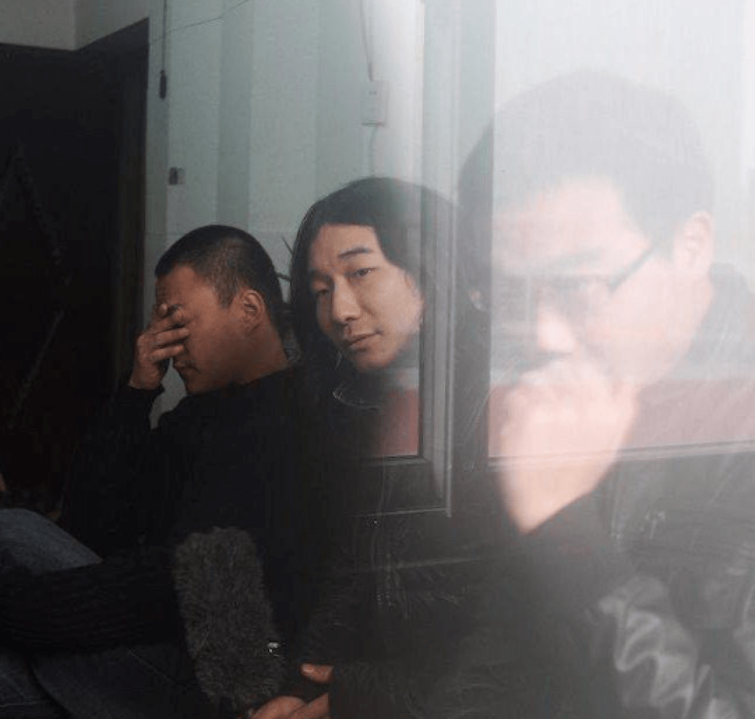 不同于董亚千早年辍学的经历,姬赓热爱诗词创作,并一路念到了文学硕士