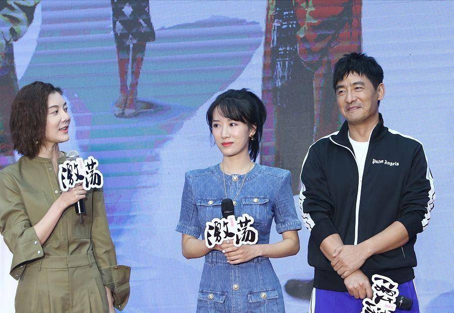 色调|39岁车晓气质仍惊艳，一身军绿色套装高级时髦，减龄又知性