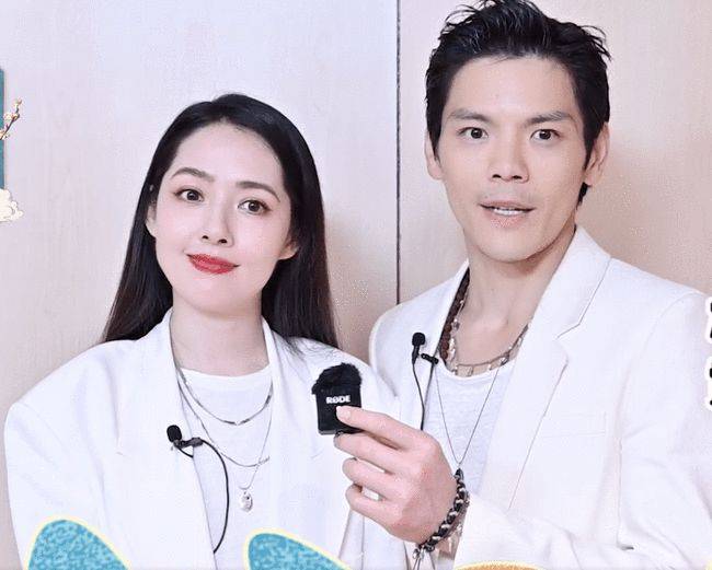 向太|郭碧婷带女儿逛公园，素颜出行打扮低调，全程抱着小奶皇母爱爆棚