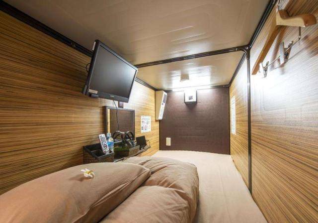 日本为何对胶囊酒店如此喜爱，小小的空间能干啥？总算明白了